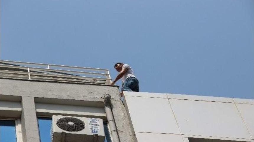 &Ccedil;atısını Tamir Ettirmek İ&ccedil;in İntihar Etmek İstedi