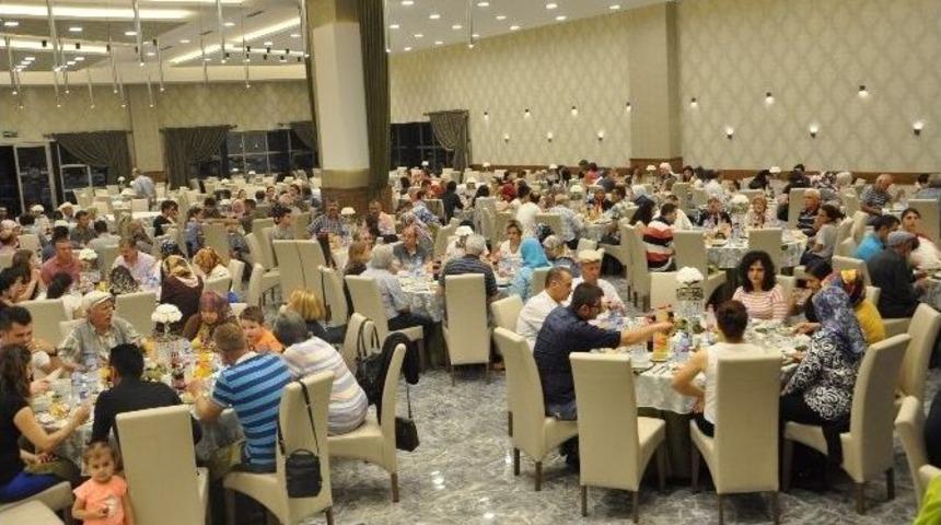 Boz&uuml;y&uuml;k&rsquo;te Tekeli Ailesinden Anlamlı İftar