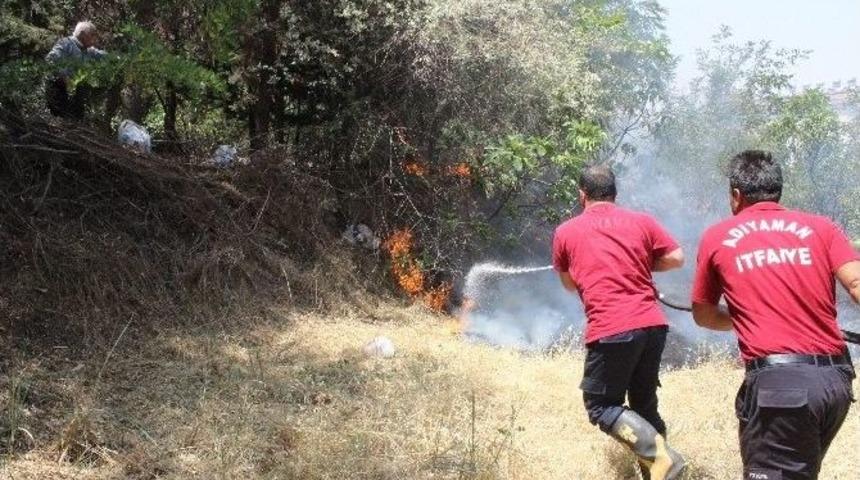 Mahalle Arasında Bah&ccedil;ede &Ccedil;ıkan Yangın Korkuttu