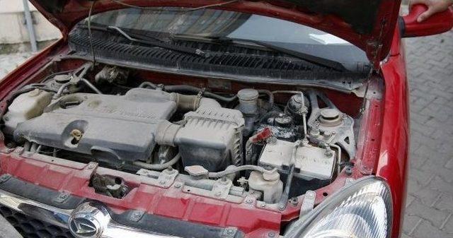 Otomobilin Motoruna Sıkışan Kediyi İtfaiye Ekipleri Kurtardı