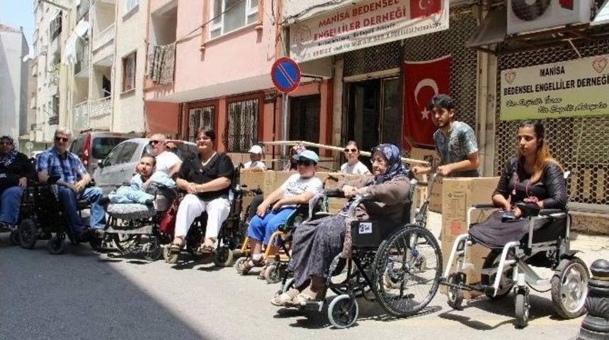 M&uuml;ge Anlı&rsquo;dan Engellilere Bayram Hediyesi