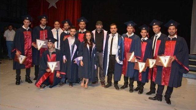 Ydü Mühendislik Fakültesi Mezunları Diplomalarını Aldı