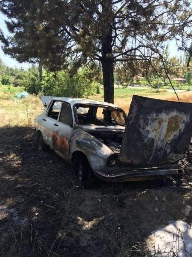 Alevler Yol Kenarındaki Otomobili Sardı