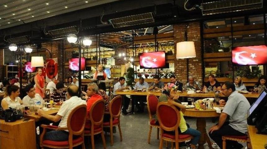 T&uuml;rk Bayrakları Eşliğinde Muhteşem İftar