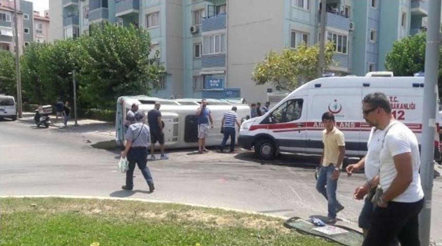 Minib&uuml;steki Yolcular Dehşeti Yaşadı: 2&rsquo;si Ağır 5 Yaralı