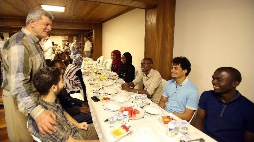 Başkan Karaosmanoğlu, Hafızlarla Ve &Ouml;ğrencilerle İftar Yaptı