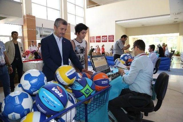 Öğrencilere Karne Hediyesi Şahinbey’den