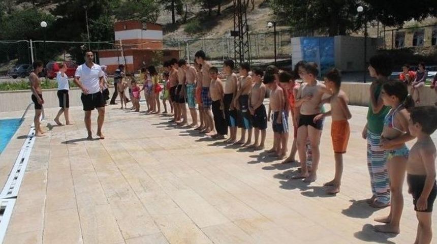 Dinar Belediyesi Y&uuml;zme Kursu Başlıyor