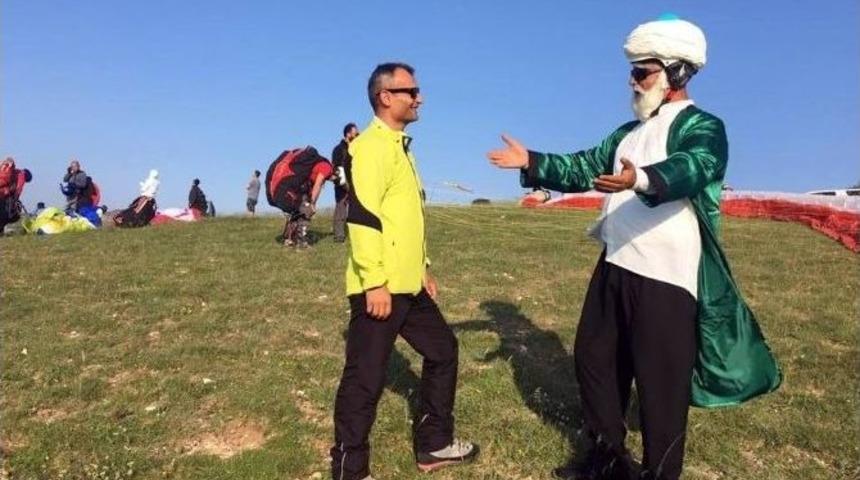 Nasreddin Hoca Yama&ccedil; Paraş&uuml;t&uuml;yle Bolu Semalarında U&ccedil;tu
