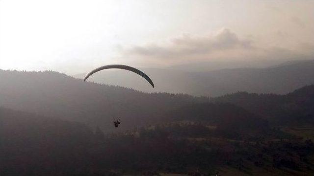 Nasreddin Hoca Yama&ccedil; Paraş&uuml;t&uuml;yle Bolu Semalarında U&ccedil;tu 1