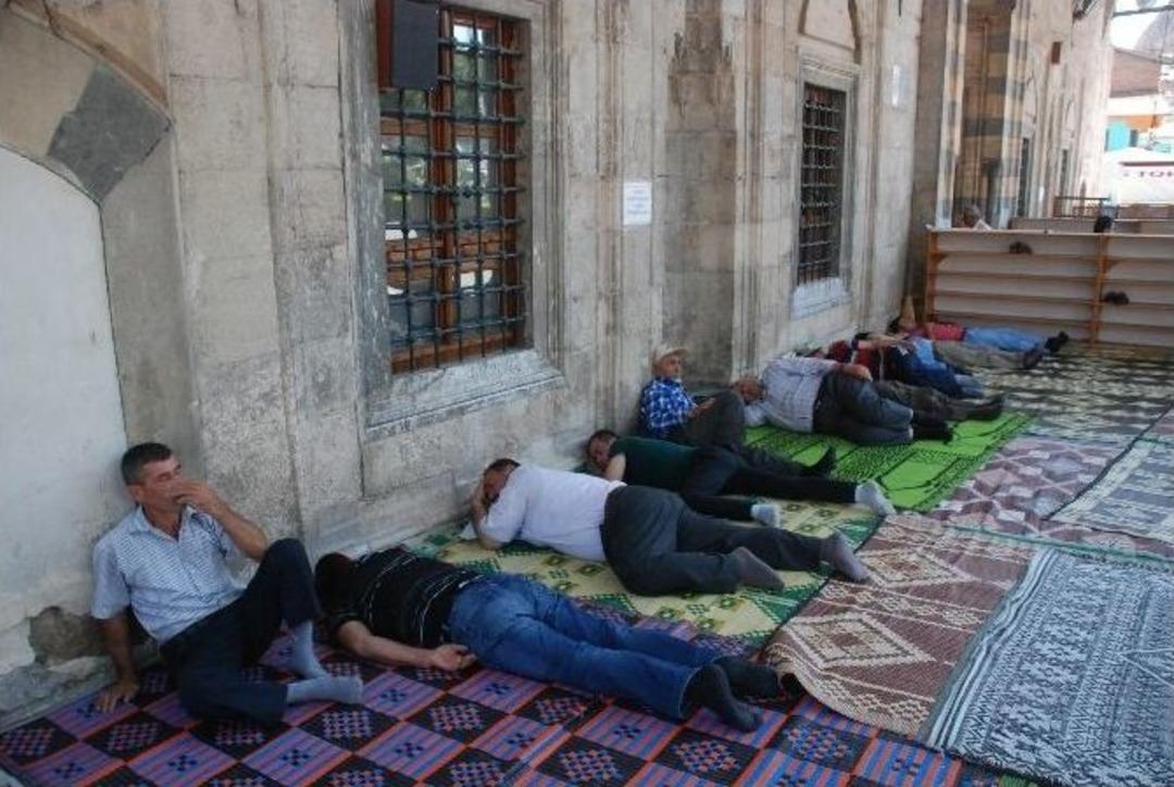 Tokat&rsquo;ta Sıcaktan Bunalan Vatandaşlar Cami Avlusunda Serinledi