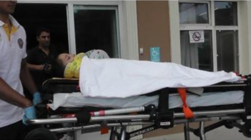 &Uuml;&ccedil;&uuml;nc&uuml; Kattan Atlayan &Ccedil;ocuk Otomobilin &Uuml;zerine D&uuml;ş&uuml;p Yaralandı