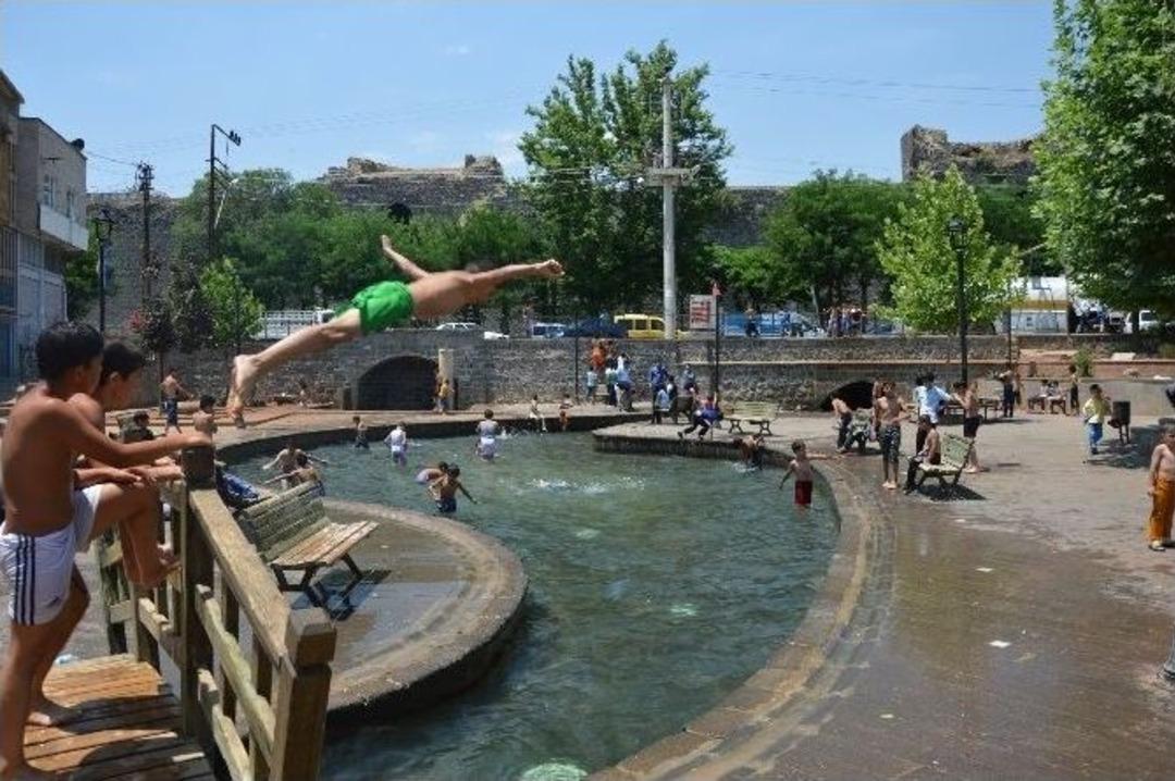 Diyarbakır&rsquo;da Cadde Ve Sokaklar Boşaldı