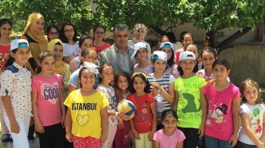 Başkan Özgüven Komek’teki Çocuklarla Bir Araya Geldi