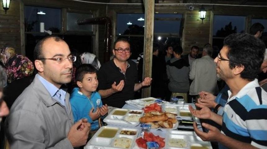 Boz&uuml;y&uuml;kl&uuml; Hayırseverler &rsquo;verenel Derneği&rsquo; İftarında Buluştu