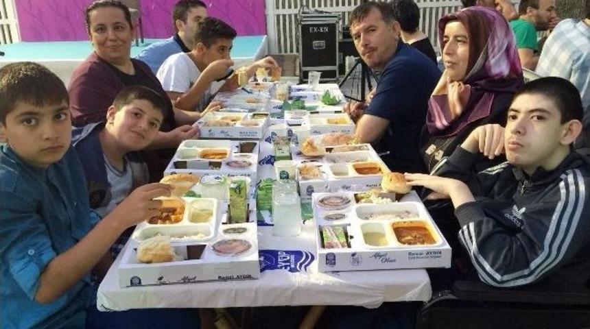 &Ouml;zel &Ccedil;ocuklar İftar Vermeye Devam Ediyor