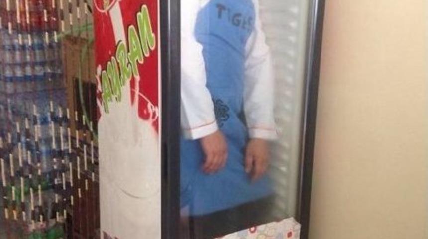 Tokatlı Aş&ccedil;ı Buzdolabına Girerek Serinledi