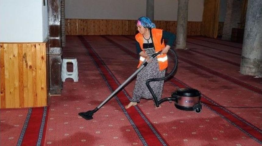 Akşehir Belediyesi Cami Temizliklerini S&uuml;rd&uuml;r&uuml;yor