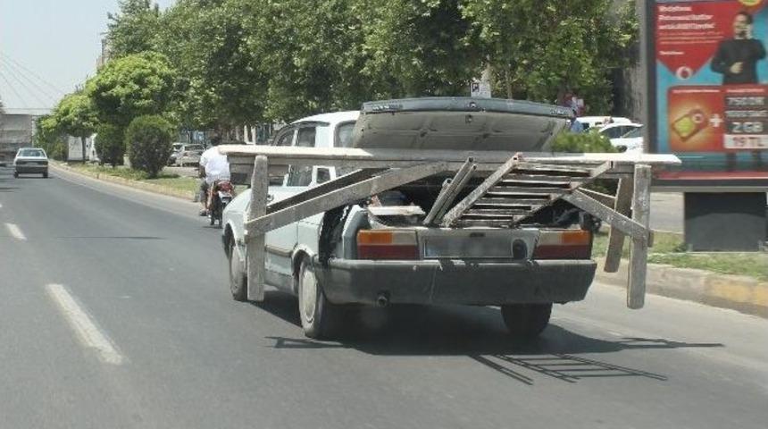 Otomobile İnşaat İskelesi Y&uuml;klediler