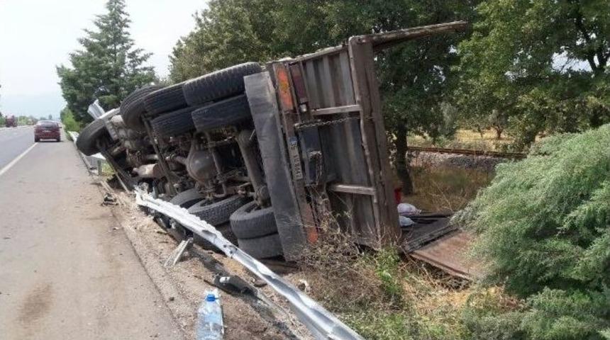 At&ccedil;a&rsquo;da K&ouml;m&uuml;r Y&uuml;kl&uuml; Kamyon Devrildi!