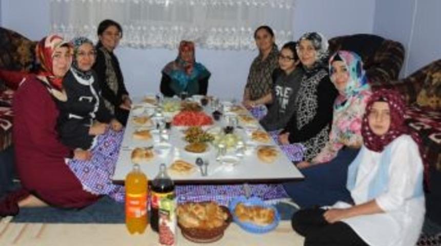 İlk &Ccedil;eyiz Hediyesi Bayan Azizoğlu&rsquo;ndan