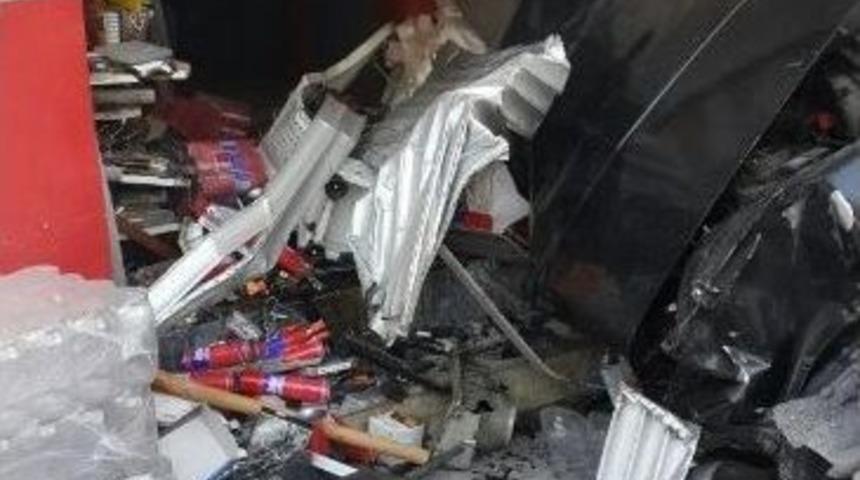 S&uuml;r&uuml;c&uuml; D&uuml;ş&uuml;rd&uuml;ğ&uuml; Sigarayı Almak İsterken Kaza Yaptı