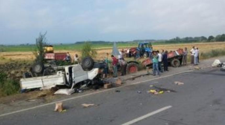 Kamyonet Pikap Park Halindeki Trakt&ouml;re &Ccedil;arptı: 1 Yaralı