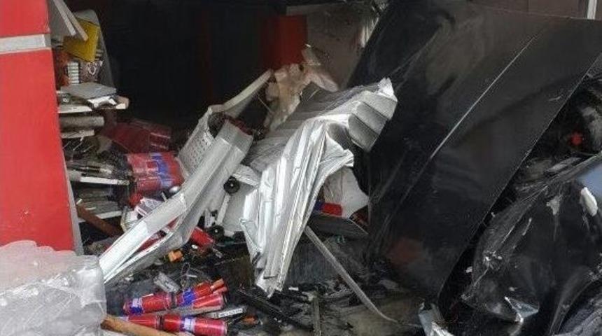 Otomobil D&uuml;kkana Daldı: 2 Yaralı