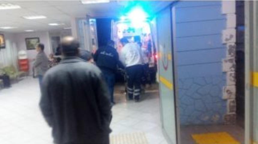 Bartın&rsquo;da Otomobil Ağaca &Ccedil;arptı: 1 &Ouml;l&uuml;, 1 Yaralı