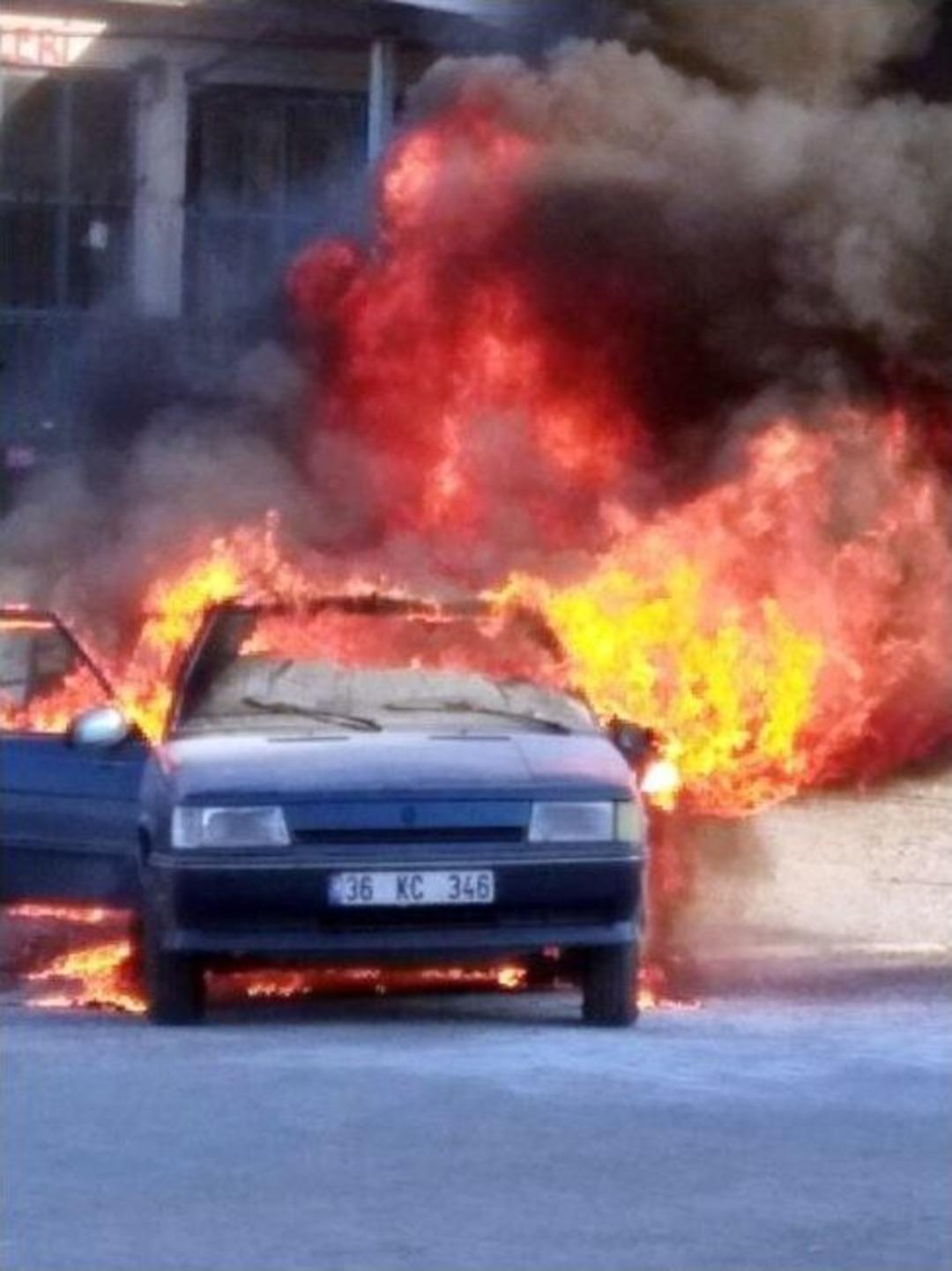 Kaynak Sırasında Alev Topuna D&ouml;nen Otomobil Yandı
