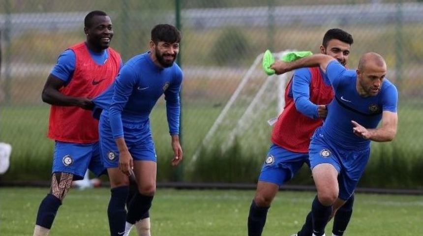 Osmanlıspor&rsquo;un Yenileri G&ouml;r&uuml;c&uuml;ye &Ccedil;ıkıyor