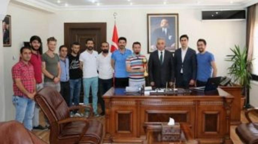 23 Nisan Gen&ccedil;lik Ve Spor Kul&uuml;b&uuml;&rsquo;nden Vali Toprak&rsquo;a Ziyaret