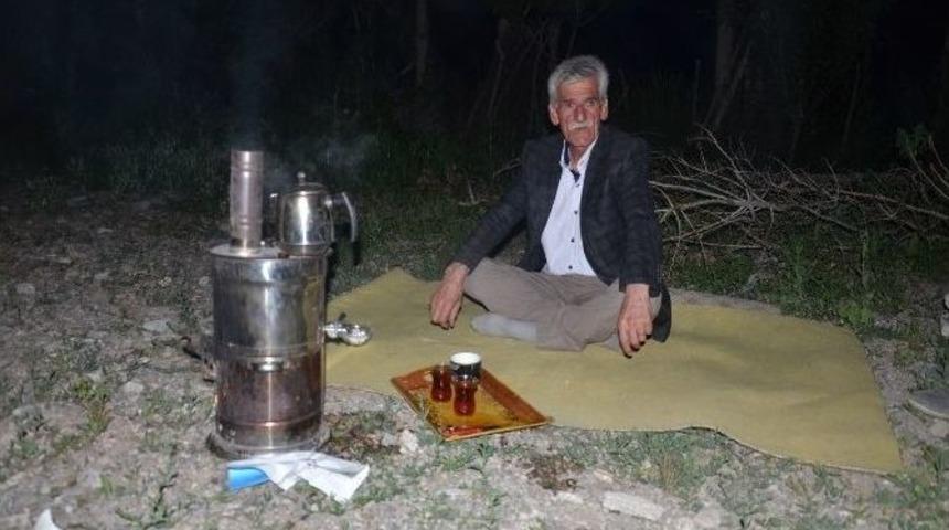 (&ouml;zel) Enkaza D&ouml;nen Evinin &Ouml;n&uuml;nde N&ouml;bet Tutuyor