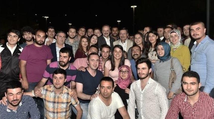 G&ouml;k&ccedil;ek Ve Akg&uuml;l Sahurda Gen&ccedil;lerle Buluştu