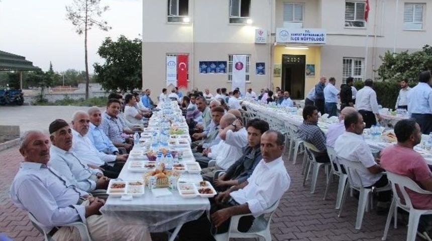 Samsat’ta Kamu Çalışanları Müftülük İftarında Bir Araya Geldi