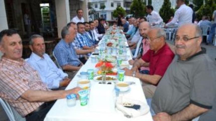 Cami Avlusunda İftar &Ouml;rnek Oldu