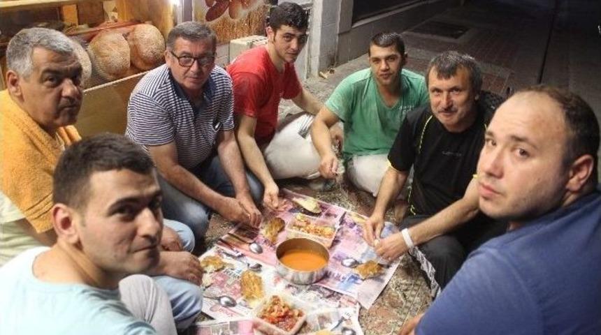 Fırıncılar Sokakta İftar Yapıyor