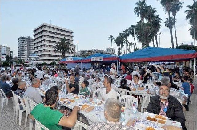 Büyükşehir’den Günde 4 Bin Kişiye İftar Yemeği