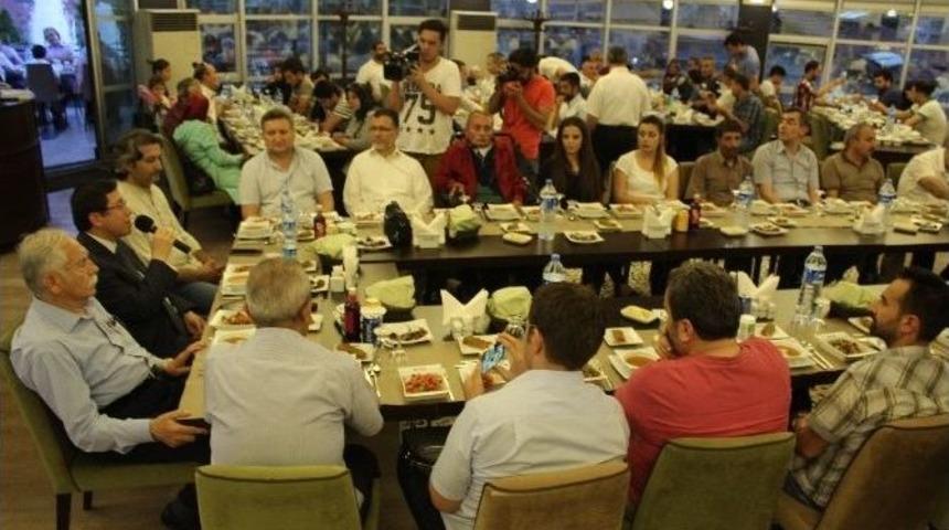 Rekt&ouml;r Adayı Kızılay Gazetecilerle İftarda Buluştu