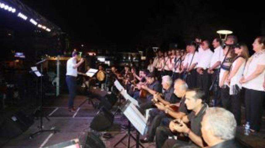 T&uuml;rk Halk M&uuml;ziği Korosu Urla&rsquo;da Vatandaşlarla Buluştu