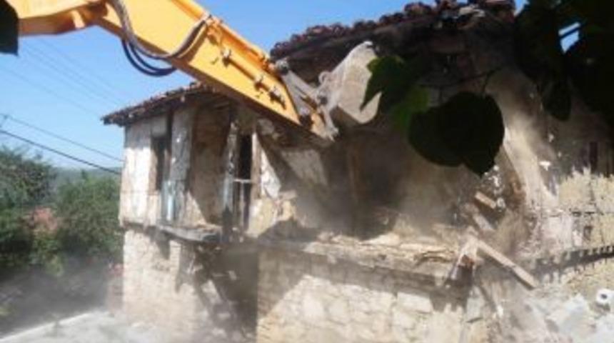 Kulfalı&rsquo;daki Eski Yapısı Yıkıldı