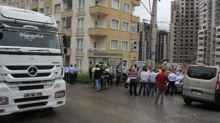 Evlerine Giden Yolu Konteyner İle Kapatan İnşaat Firmasının Şantiyeye Girişini Engellediler
