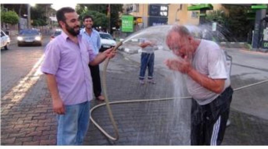Sıcaktan Bunalan Vatandaş Hortumla Islatılarak Serinledi