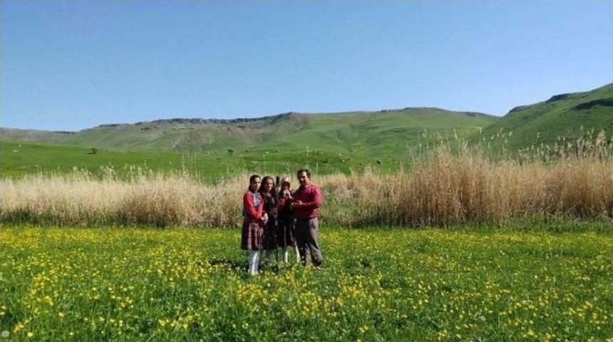 &Ouml;ğretmen Ve &Ouml;ğrenciler Erciş İ&ccedil;in &Ccedil;aldılar