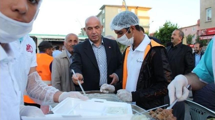 Ilıcalı, Bir Akşamda &Uuml;&ccedil; İftar Programına Katıldı