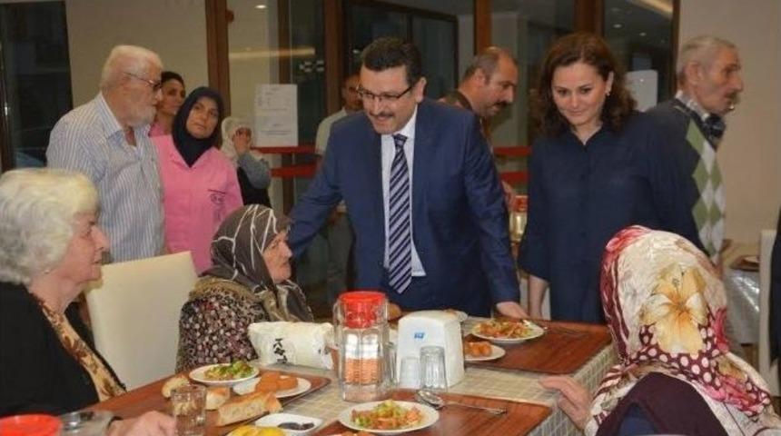 Başkan Gen&ccedil; Huzurevi Sakinleriyle İftar Yemeğinde Biraraya Geldi