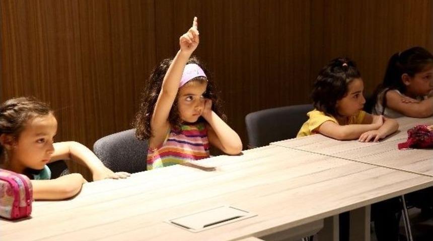 Ag&uuml; &Ccedil;ocuk &Uuml;niversitesi&rsquo;nden &Ccedil;ocuk Hakları Ve Hukuk At&ouml;lyesi