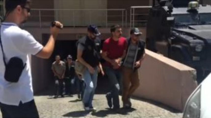 İzmir&rsquo;de Ter&ouml;re Destek Verdiği İddia Edilen Zanlılar Adliyede