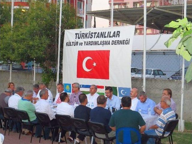 Türkistanlılar Derneği İftar Verdi