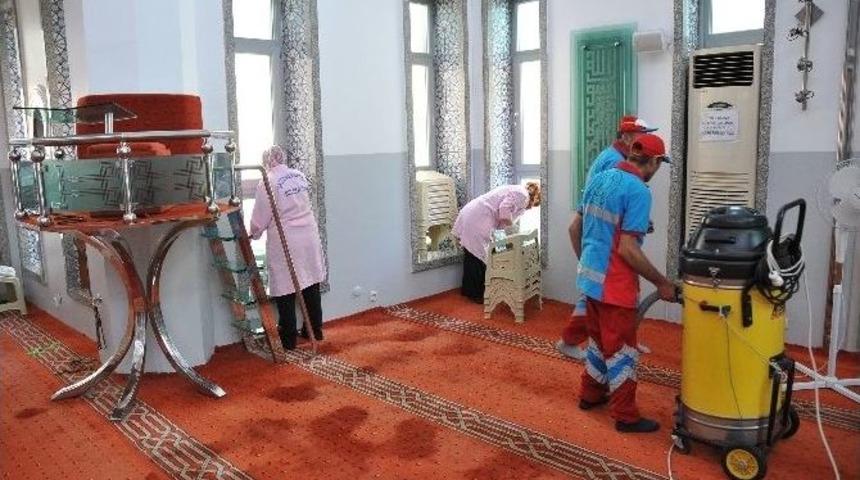 Gaziosmanpaşa Belediyesi, İl&ccedil;edeki Camileri D&uuml;zenli Olarak Temizliyor